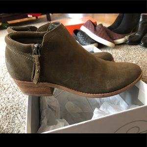Steve Madden Olive green suede leather booties